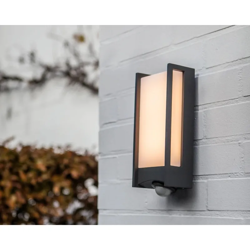 Hete Deal Lampada da parete LED per esterni Lutec con rilevatore di movimento Qubo